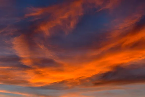 Rötliche Hintergründe des Himmels bei Sonnenuntergang — Stockfoto