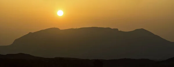 Majestuoso atardecer en el paisaje de las montañas — Foto de Stock