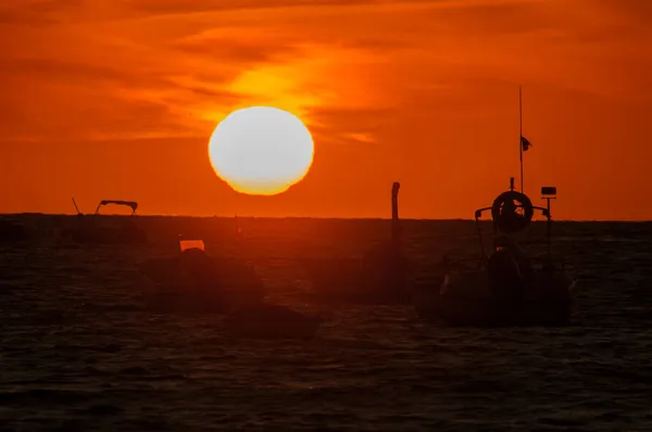 Coucher de soleil derrière les bateaux de pêche fluviale. — Photo