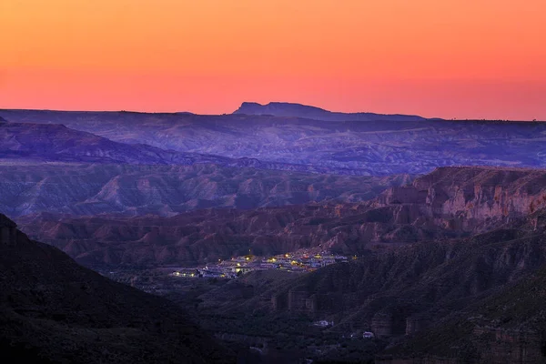 Majestueux coucher de soleil dans le paysage montagneux — Photo