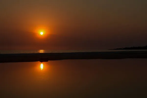 Coucher de soleil magnifique dans le paysage côtier. — Photo