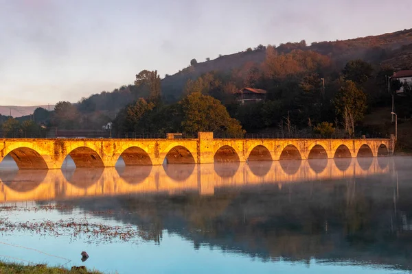 Ponte sobre o reservatório Ebro. — Fotografia de Stock
