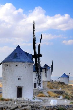 İspanya 'da buğday işlemek için eski değirmenler.