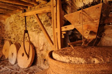 İspanya 'da buğday işlemek için eski değirmenler.