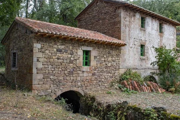 西班牙的旧磨坊加工小麦. — 图库照片