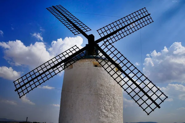 Moinhos velhos para processar trigo em Espanha. — Fotografia de Stock