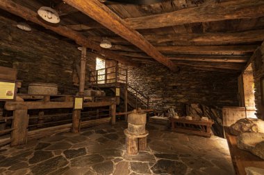 İspanya 'da buğday işlemek için eski değirmenler.