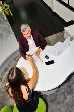 Ofiste çalışan genç girişimci..