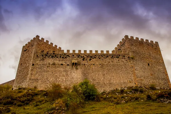 Argueso de Cantabria 'daki San Vicente Kalesi.