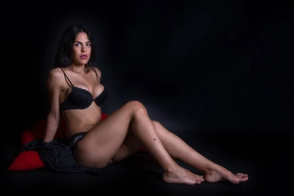 Sexy atraktivní bruneta žena pózuje v módní prádlo ve studiu. — Stock fotografie