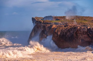Asturian sahilinin manzarası ve engebeli uçurumları.