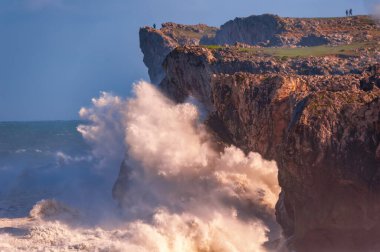Asturian sahilinin manzarası ve engebeli uçurumları.