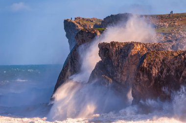 Asturian sahilinin manzarası ve engebeli uçurumları.