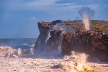 Asturian sahilinin manzarası ve engebeli uçurumları.