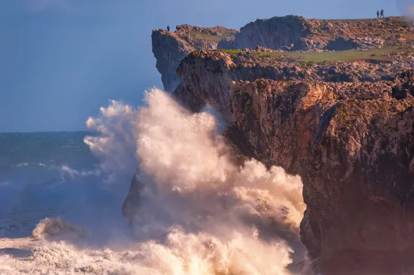 Asturian sahilinin manzarası ve engebeli uçurumları.