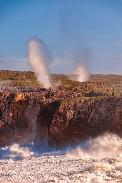 Asturian sahilinin manzarası ve engebeli uçurumları.