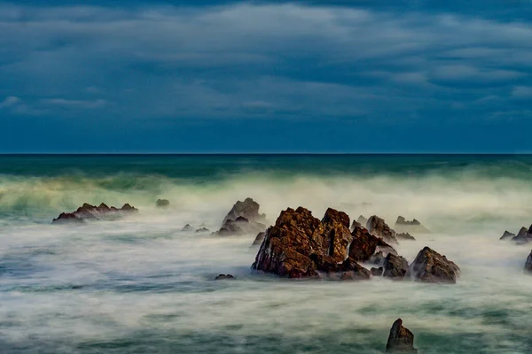 Paisaje y escarpados acantilados de la costa asturiana. —  Fotos de Stock