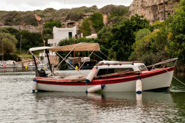 Menorca 'nın kıyı manzarası - Balear Adaları - İspanya.