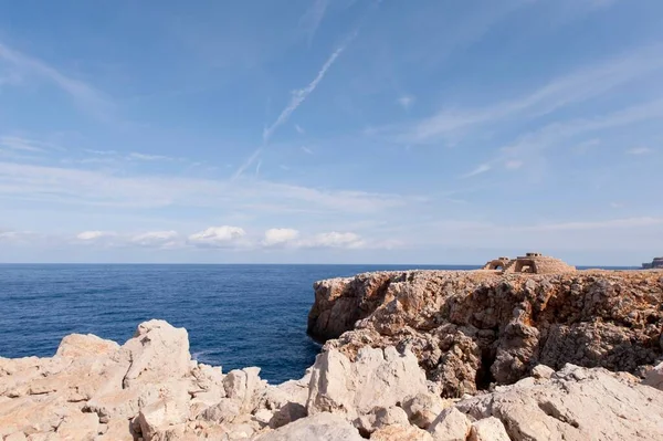 Прибрежный пейзаж Менорки - Балеарские острова - Испания. — стоковое фото