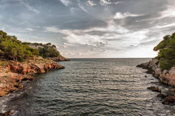 Kustlandschap van Menorca - Balearen - Spanje. — Stockfoto