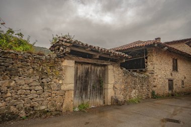 Cantabria 'da kırsal bir eve giriş kapısı..