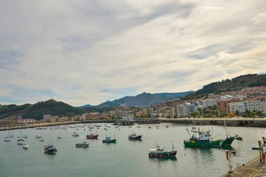 Castro Urdiales, Cantabria-İspanya kıyı kasabasının limanı.