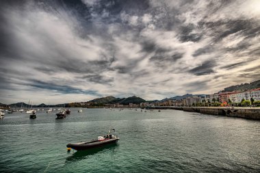 Castro Urdiales, Cantabria-İspanya kıyı kasabasının limanı.