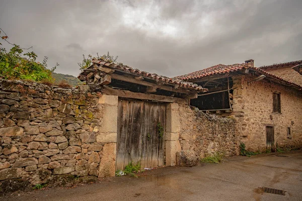 坎塔布里亚农村房屋的围栏入口门 — 图库照片
