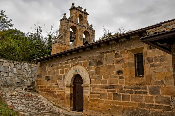 Iglesia Romanica San Cristobal Barcena Del Ebro — Stok fotoğraf