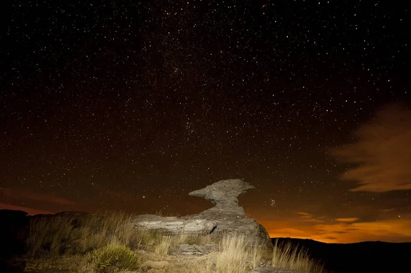 Nattfotografering Stark Himmel Med Några Moln Över Ett Stenigt Landskap — Stockfoto