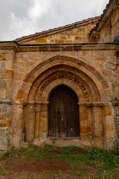 サンタマリア 市長のロマネスク様式の教会の扉 — ストック写真