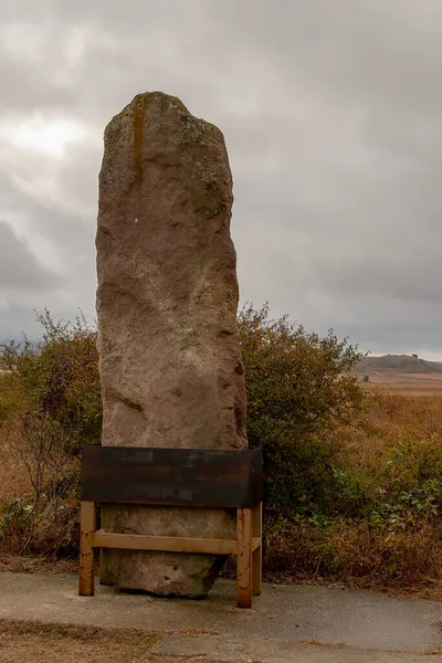 Menhir de la llaneda - archäologische Stätte Kantabriens — Stockfoto