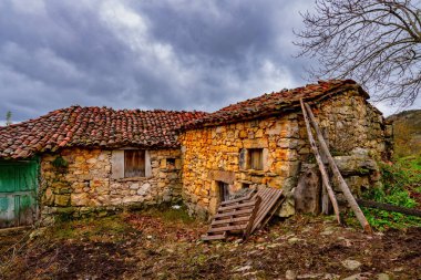 Bustariega 'nın kırsal köyü - Terk edilmiş evlerle dolu bir sokak
