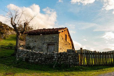 Ahırda ve samanlıkta her iki tesis de geleneksel Asturian konutları için çok önemli..
