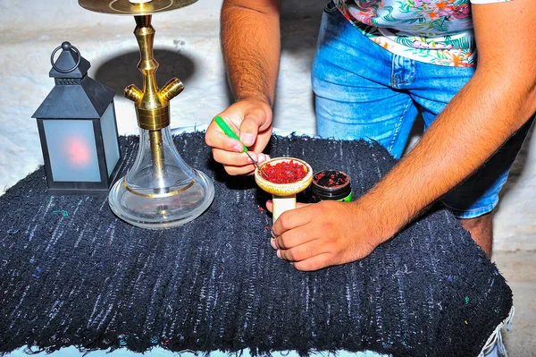 Preparation of a hookah on the terrace of a Pub. — Stock Photo, Image