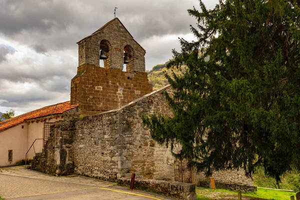Romanska kyrkan San Juan de Santibanes de la Fuente. — Stockfoto