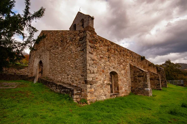 Romanska kyrkan San Juan de Santibanes de la Fuente. — Stockfoto