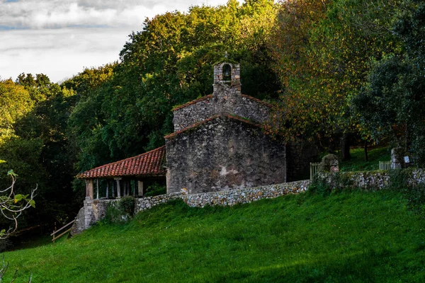 Pimiango-Asturias San Emeterio教堂 — 图库照片