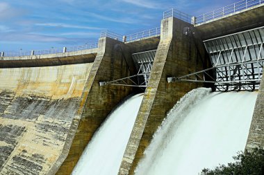 La Bolera rezervuarı Guadalentin nehrinin üzerine inşa edilmiş bir depo deposudur..