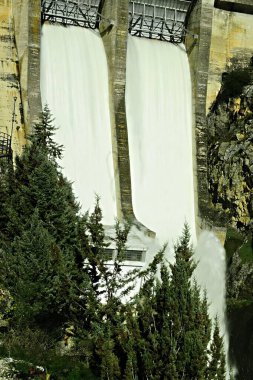 La Bolera rezervuarı Guadalentin nehrinin üzerine inşa edilmiş bir depo deposudur..