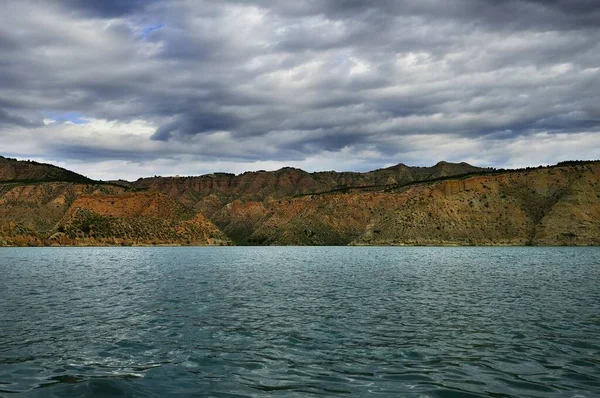 Le réservoir du Negratin, sur le cours de la rivière Guadiana Menor. — Photo