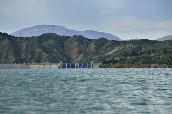 Negratin reservoaren, vid loppet av Guadiana Menor floden. — Stockfoto