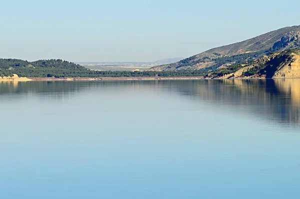 The Negratin reservoir, on the course of the Guadiana Menor river. — Stock Photo, Image