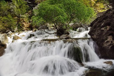 Kalıcı olarak akan doğal su nehri.