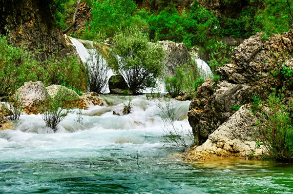 Přírodní řeka vody, která teče trvale. — Stock fotografie