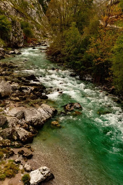 永久に流れる水の川. — ストック写真