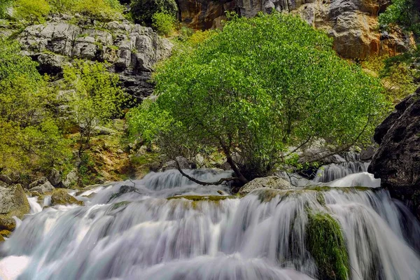 Natürlicher Fluss des Wassers, der permanent fließt. — Stockfoto