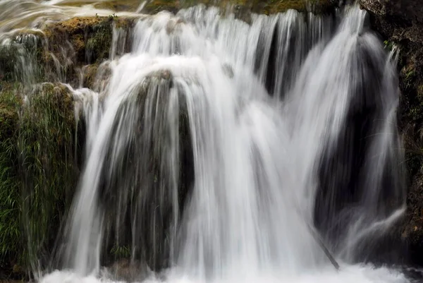 Natürlicher Fluss des Wassers, der permanent fließt. — Stockfoto