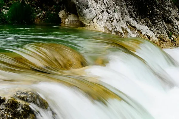 Natürlicher Fluss des Wassers, der permanent fließt. — Stockfoto