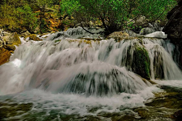 Natürlicher Fluss des Wassers, der permanent fließt. — Stockfoto